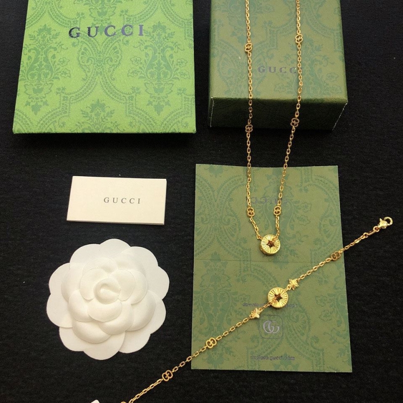 G*u*i necklaces